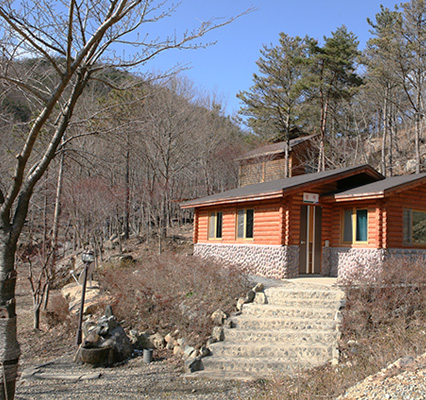 산속에 자리잡은 제암관 외부모습